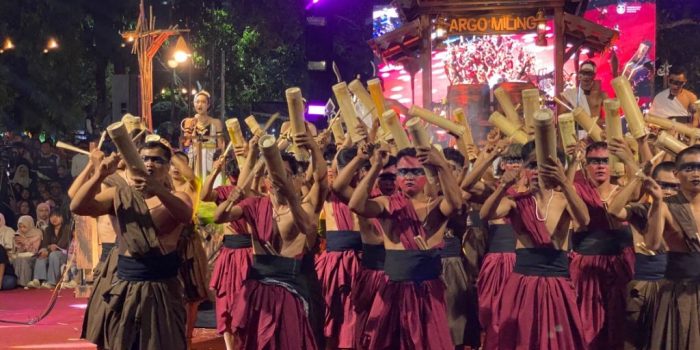 Pertunjukan teatrikal dan musik bambu Grup Ronthek Argo Miling bertema Pande di Festival Ronthek Pacitan 2026.