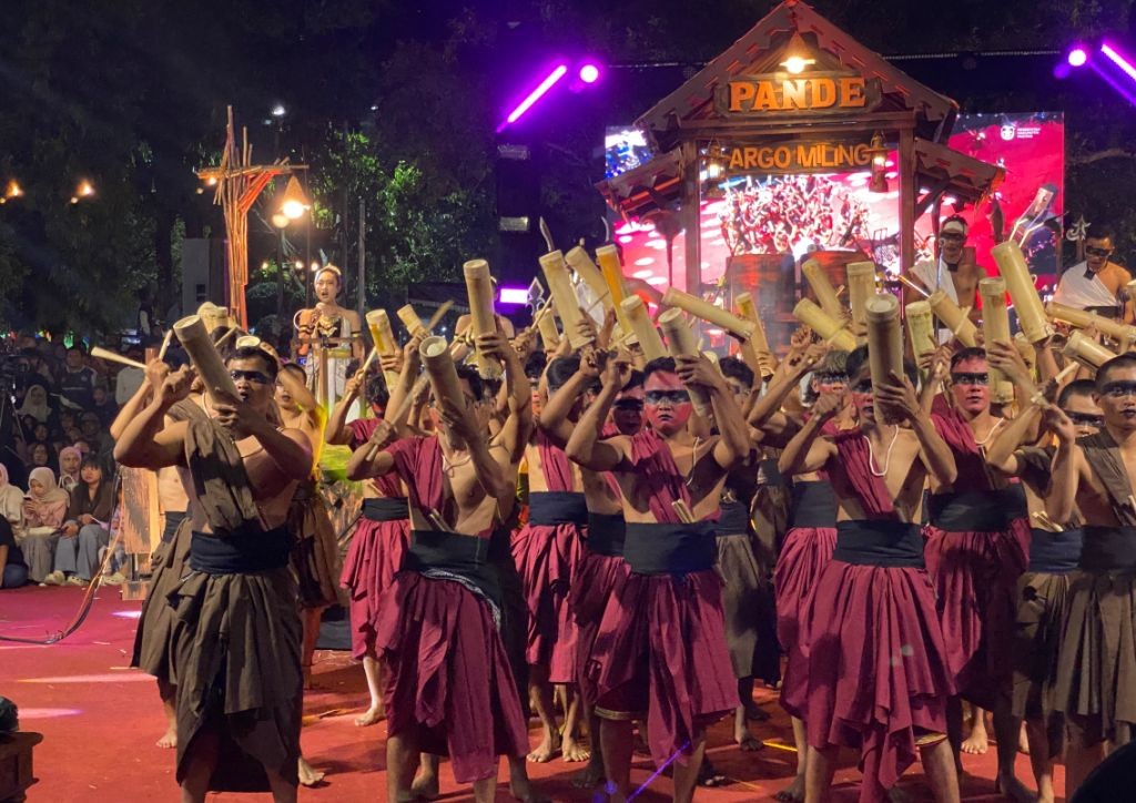 Aksi Memukau Ronthek Argo Miling di Festival Ronthek Pacitan Pertunjukan teatrikal dan musik bambu Grup Ronthek Argo Miling bertema Pande di Festival Ronthek Pacitan 2026.