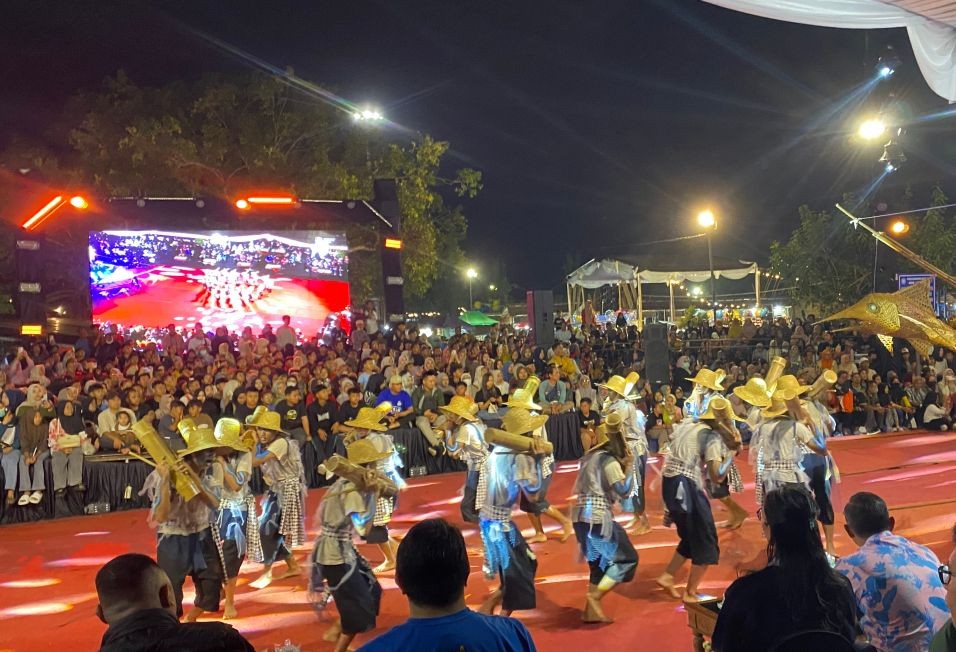 Penampilan Grup Ronthek Bumbung Kamulyan Pringkuku di Festival Ronthek Pacitan 2026