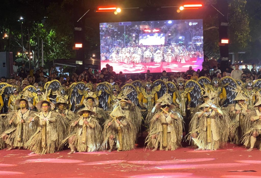 Penampilan atraktif Grup Ronthek Bregodho Turonggo Mudo dengan properti alam di panggung Festival Ronthek Pacitan 2026.