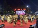Aksi Teatrikal Gusah di Festival Ronthek Pacitan Penampilan atraktif Grup Ronthek Bregodho Turonggo Mudo dengan properti alam di panggung Festival Ronthek Pacitan 2026.