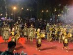 Aksi Teatrikal Gusah di Festival Ronthek Pacitan 2026 Penampilan atraktif Grup Ronthek Bregodho Turonggo Mudo dengan properti alam di panggung Festival Ronthek Pacitan 2026.