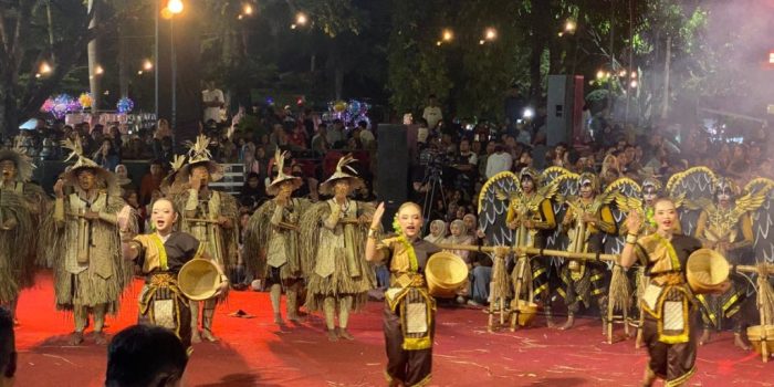Aksi Teatrikal Gusah di Festival Ronthek Pacitan 2026 Penampilan atraktif Grup Ronthek Bregodho Turonggo Mudo dengan properti alam di panggung Festival Ronthek Pacitan 2026.