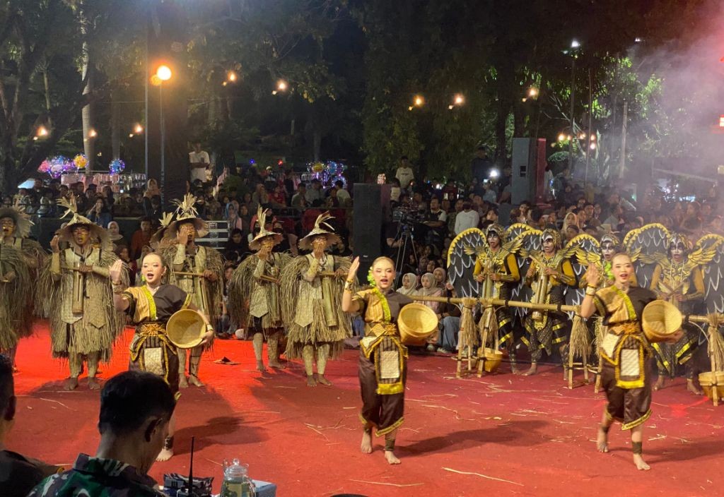 Penampilan atraktif Grup Ronthek Bregodho Turonggo Mudo dengan properti alam di panggung Festival Ronthek Pacitan 2026.
