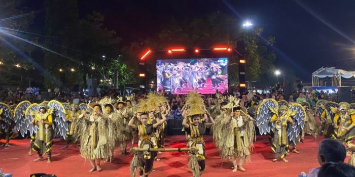 Penampilan atraktif Grup Ronthek Bregodho Turonggo Mudo dengan properti alam di panggung Festival Ronthek Pacitan 2026.