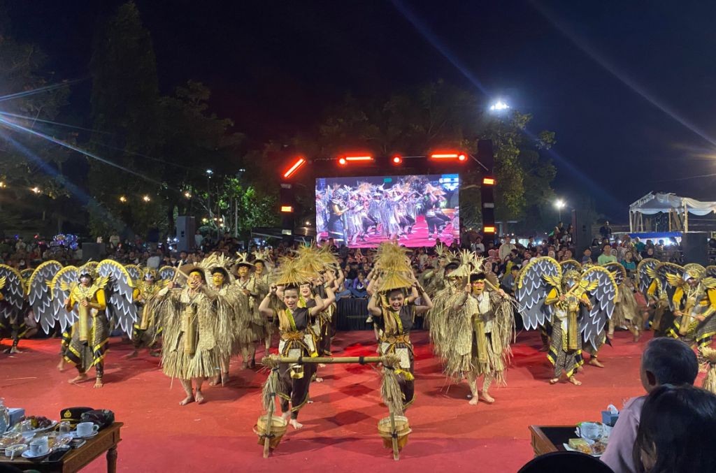 Aksi Teatrikal Gusah di Festival Ronthek Pacitan Penampilan atraktif Grup Ronthek Bregodho Turonggo Mudo dengan properti alam di panggung Festival Ronthek Pacitan 2026.