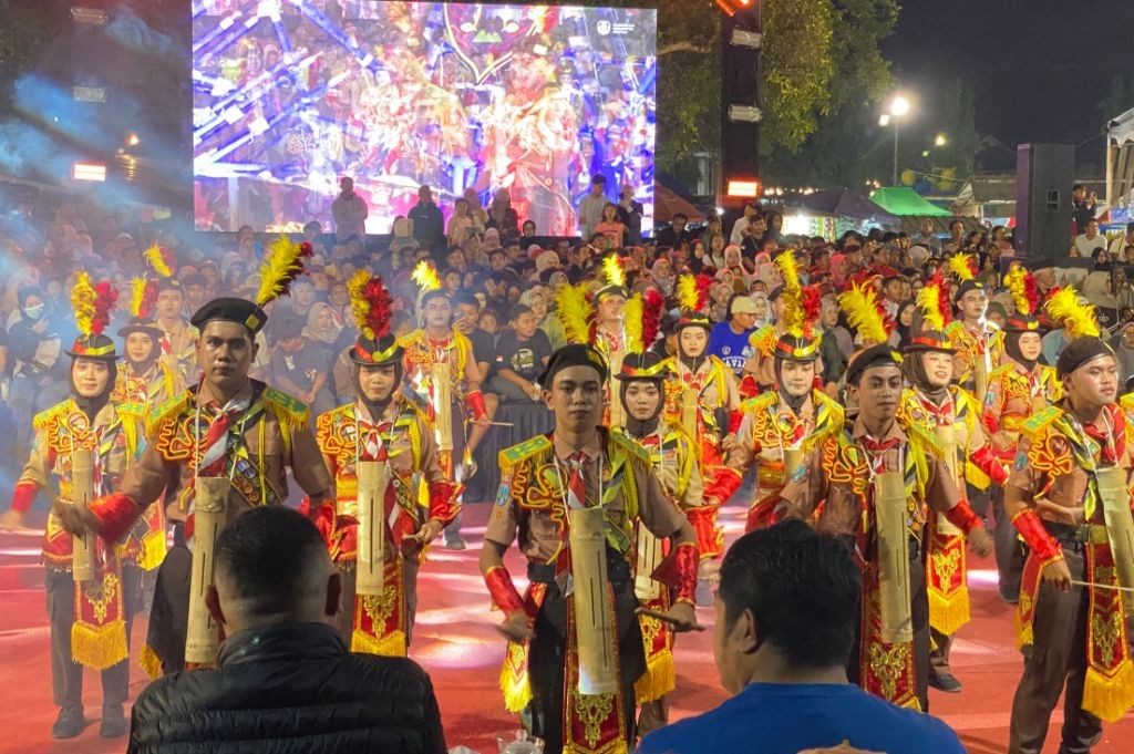 Penampilan Grup Rontek Pandu Kridhaswara SMAN 1 Pacitan membawakan tema Asta Pandu Brata di Festival Ronthek Pacitan 2026.
