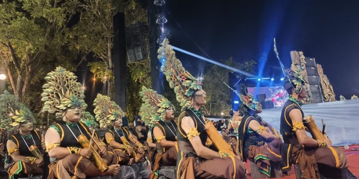 Penampilan Grup Ronthek Kecamatan Ngadirojo di Alun-alun Pacitan