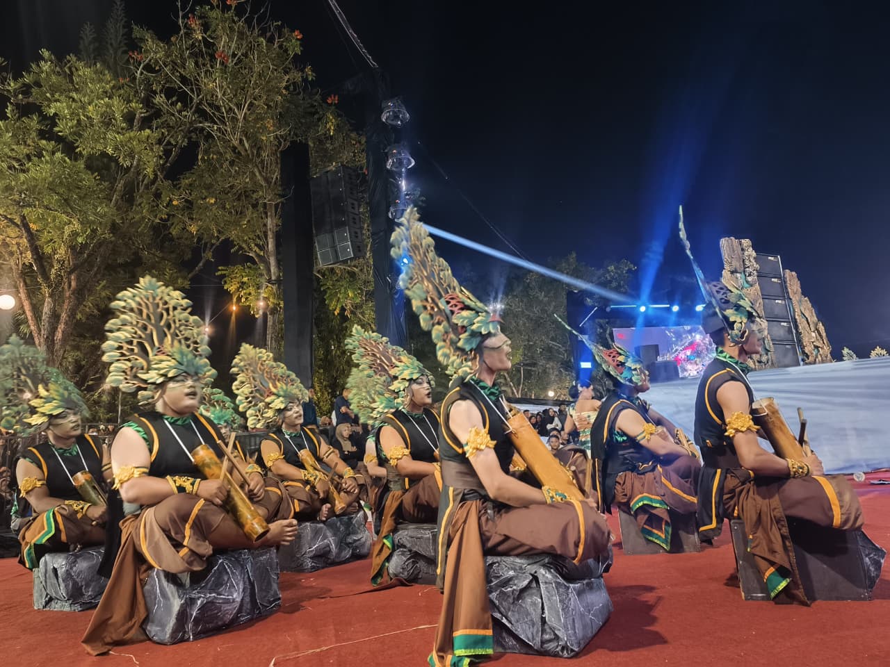 Penampilan Grup Ronthek Kecamatan Ngadirojo di Alun-alun Pacitan