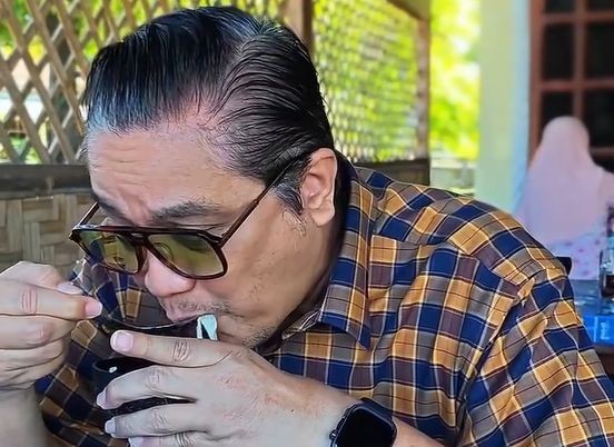 Dede Yusuf makan soto batok di Pacitan