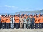 Gelar Peralatan dan Simulasi Bencana 2026 Jatim di Pacitan Plh Sekdaprov Jatim Bobby Soemiarsono saat meninjau Gelar Peralatan Penanggulangan Bencana 2026 di Pantai Pancer Dorr, Pacitan.