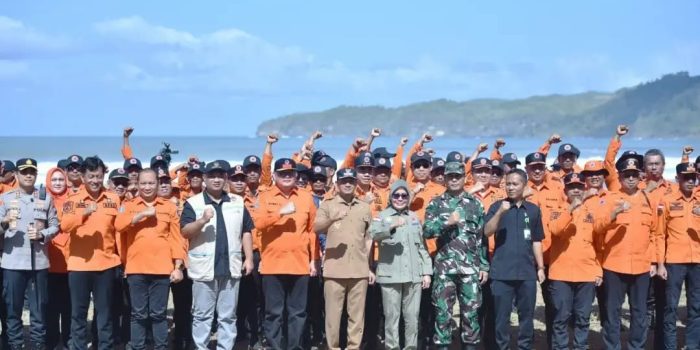 Plh Sekdaprov Jatim Bobby Soemiarsono saat meninjau Gelar Peralatan Penanggulangan Bencana 2026 di Pantai Pancer Dorr, Pacitan.