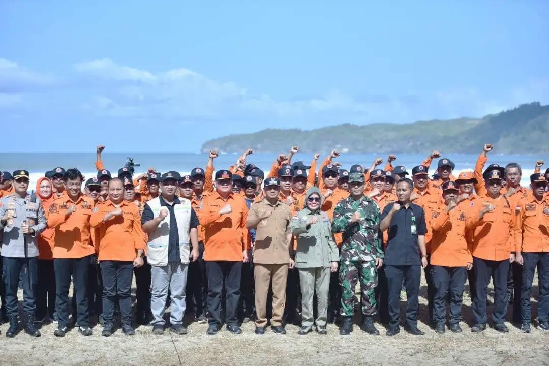 Gelar Peralatan dan Simulasi Bencana 2026 Jatim di Pacitan Plh Sekdaprov Jatim Bobby Soemiarsono saat meninjau Gelar Peralatan Penanggulangan Bencana 2026 di Pantai Pancer Dorr, Pacitan.