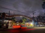 Suasana aktivitas pedagang dan area parkir di kawasan Pasar Minulyo, Kabupaten Pacitan.