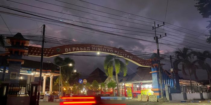 Suasana aktivitas pedagang dan area parkir di kawasan Pasar Minulyo, Kabupaten Pacitan.