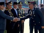 Ipda Purnomo menerima penganugerahan Polisi Inspiratif dari Presiden Prabowo Subianto.