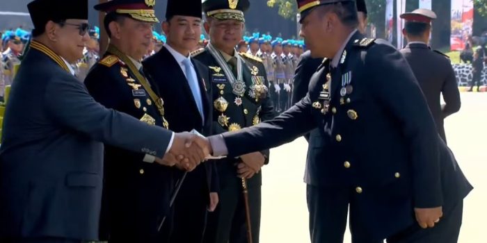 Ipda Purnomo menerima penganugerahan Polisi Inspiratif dari Presiden Prabowo Subianto.