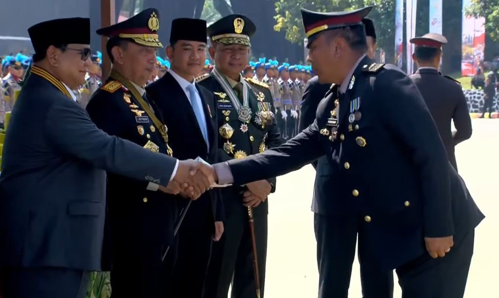 Ipda Purnomo menerima penganugerahan Polisi Inspiratif dari Presiden Prabowo Subianto.