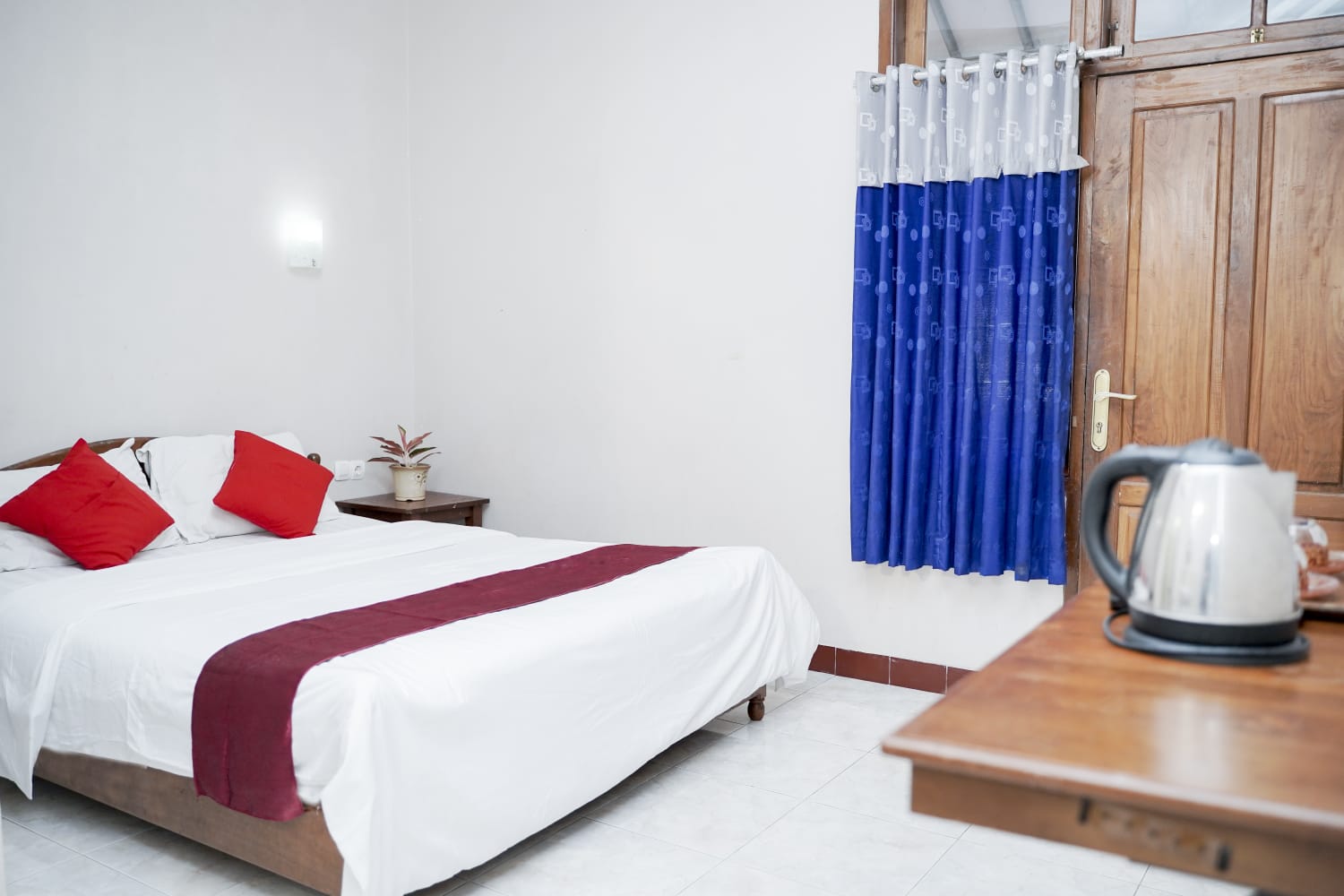 Kamar Hotel Srikandi Pacitan Suasana kamar hotel di Tulakan yang bersih dan nyaman