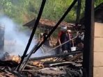 Kondisi sisa bangunan semipermanen pabrik pengolahan limbah tripleks di Desa Ponggok Pacitan yang hangus terbakar.