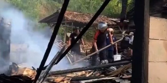 Kondisi sisa bangunan semipermanen pabrik pengolahan limbah tripleks di Desa Ponggok Pacitan yang hangus terbakar.