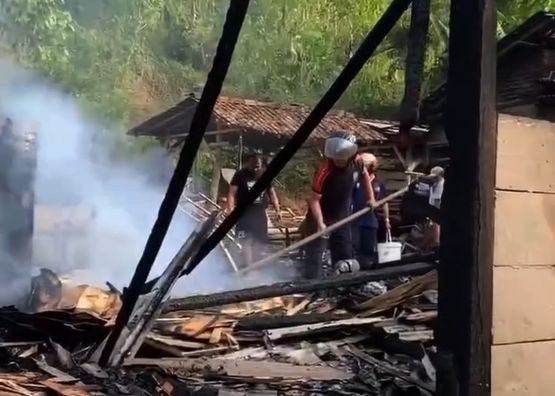 Kebakaran Pengolahan Limbah Tripleks Desa Ponggok Pacitan Kondisi sisa bangunan semipermanen pabrik pengolahan limbah tripleks di Desa Ponggok Pacitan yang hangus terbakar.