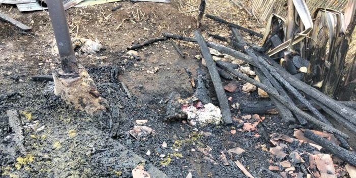 Petugas Damkar Pacitan memadamkan sisa api pada puing-puing rumah yang terbakar di Desa Punung.