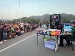 Kehangatan SBY Melukis dan Menyapa Warga di Jembatan Sungai Grindulu Momen Kehangatan SBY Melukis dan Menyapa Warga di Jembatan Sungai Grindulu