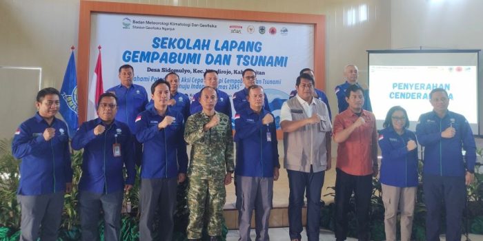 Kepala BMKG, pejabat daerah, dan peserta berfoto bersama pada pembukaan Sekolah Lapang Gempabumi dan Tsunami di Desa Sidomulyo, Pacitan.