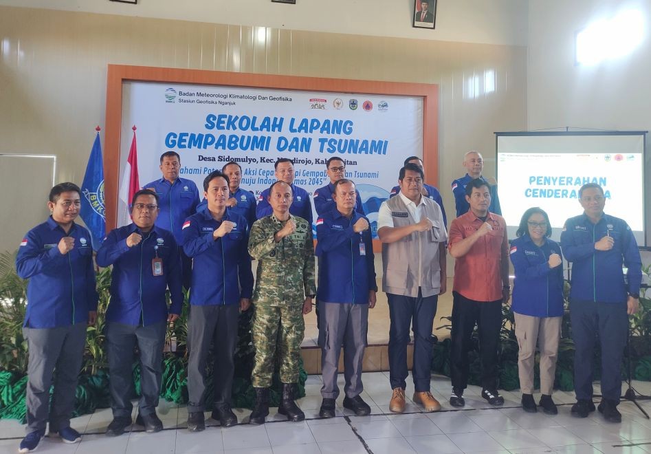 Kepala BMKG, pejabat daerah, dan peserta berfoto bersama pada pembukaan Sekolah Lapang Gempabumi dan Tsunami di Desa Sidomulyo, Pacitan.