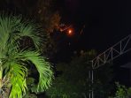 Percikan dan nyala api yang membakar kabel optik atau jaringan WiFi di pinggir jalan raya Pacitan.