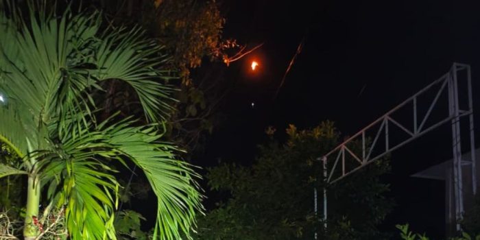 Percikan dan nyala api yang membakar kabel optik atau jaringan WiFi di pinggir jalan raya Pacitan.