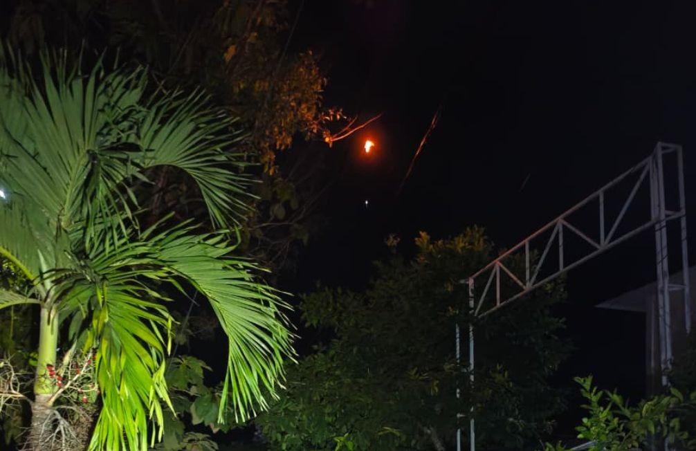 Percikan dan nyala api yang membakar kabel optik atau jaringan WiFi di pinggir jalan raya Pacitan.