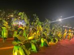 Kontingen SMPN 1 Ngadirojo di Festival Ronthek Pacitan 2026 Penampilan kontingen SMPN 1 Ngadirojo memainkan alat musik bambu dalam festival kesenian ronthek di depan Kantor Bupati Pacitan.