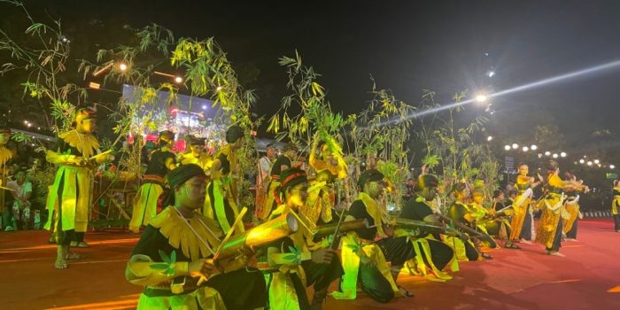 Penampilan kontingen SMPN 1 Ngadirojo memainkan alat musik bambu dalam festival kesenian ronthek di depan Kantor Bupati Pacitan.