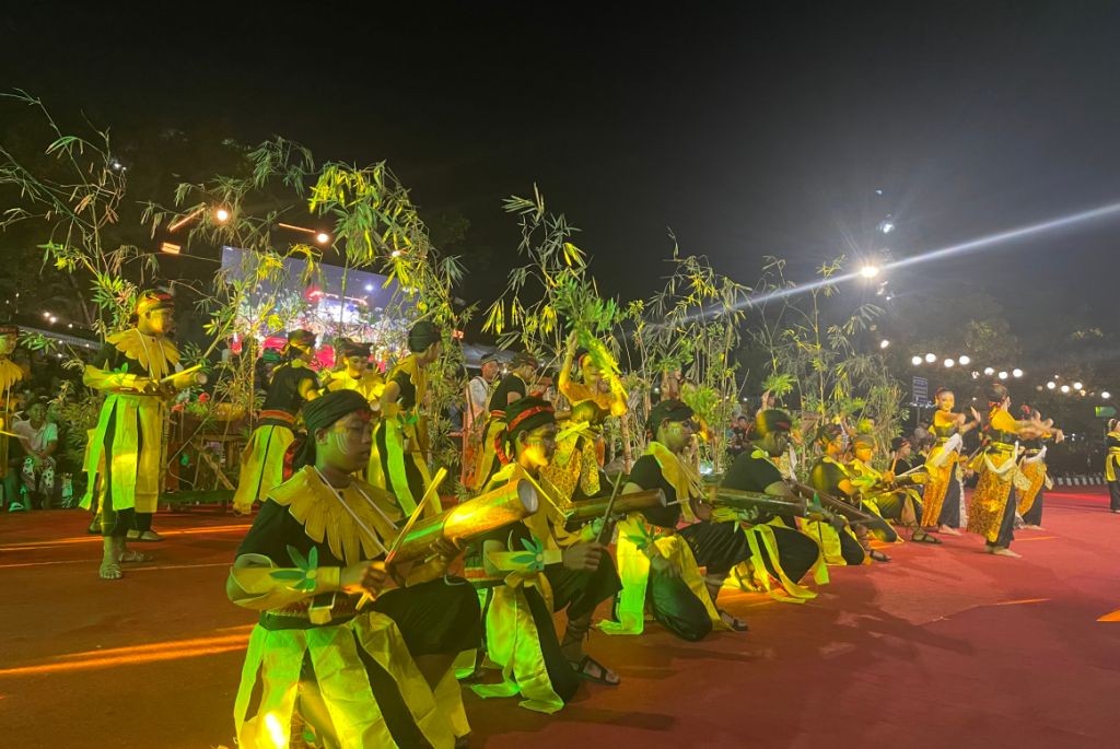 Kontingen SMPN 1 Ngadirojo di Festival Ronthek Pacitan 2026 Penampilan kontingen SMPN 1 Ngadirojo memainkan alat musik bambu dalam festival kesenian ronthek di depan Kantor Bupati Pacitan.