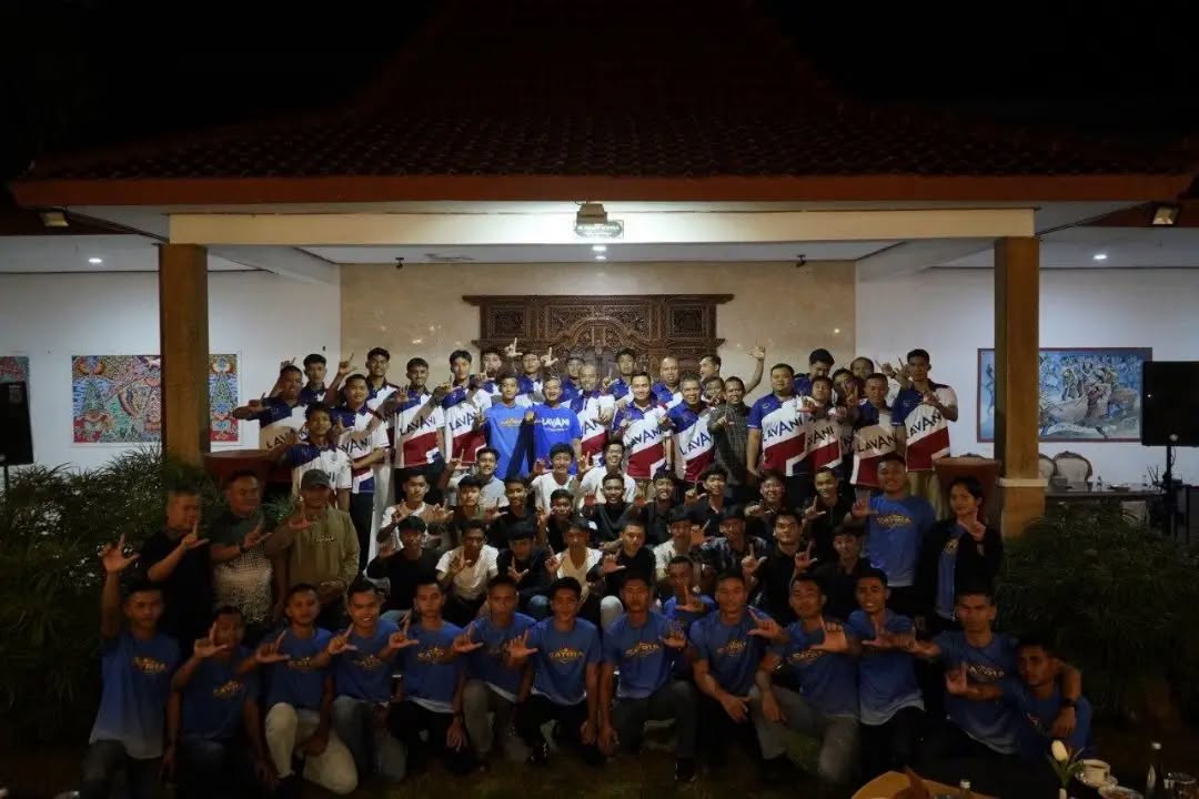 Tim bola voli Lavani bersama Yonif TP 934 dan Laskar Kanjeng saat menggelar latihan bersama di Pacitan atas inisiasi SBY.