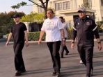 Menteri Ekonomi Kreatif Teuku Riefky Harsya menemani Presiden ke-6 RI Susilo Bambang Yudhoyono melukis di Pantai Pancer Door, Pacitan.