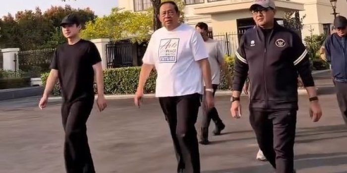 Menteri Ekonomi Kreatif Teuku Riefky Harsya menemani Presiden ke-6 RI Susilo Bambang Yudhoyono melukis di Pantai Pancer Door, Pacitan.