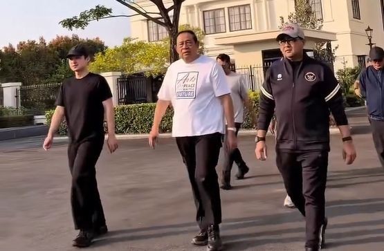 Menteri Ekonomi Kreatif Teuku Riefky Harsya menemani Presiden ke-6 RI Susilo Bambang Yudhoyono melukis di Pantai Pancer Door, Pacitan.