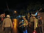 Anggota kepolisian Satlantas Polres Pacitan melakukan olah TKP kecelakaan maut di Simpang Tiga Jalan Raya Pacitan-Pringkuku.