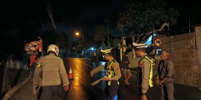 Anggota kepolisian Satlantas Polres Pacitan melakukan olah TKP kecelakaan maut di Simpang Tiga Jalan Raya Pacitan-Pringkuku.