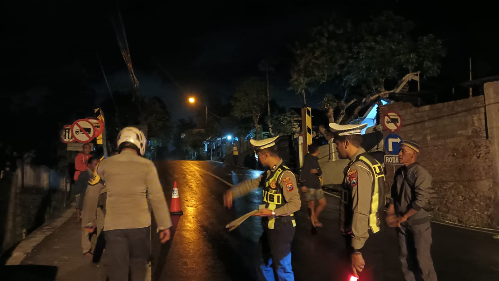 Anggota kepolisian Satlantas Polres Pacitan melakukan olah TKP kecelakaan maut di Simpang Tiga Jalan Raya Pacitan-Pringkuku.