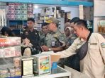 Tim gabungan Satpol PP dan Bea Cukai memeriksa paket di agen ekspedisi saat operasi rokok ilegal di Ngadirojo Pacitan.