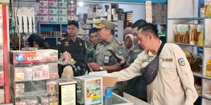 Tim gabungan Satpol PP dan Bea Cukai memeriksa paket di agen ekspedisi saat operasi rokok ilegal di Ngadirojo Pacitan.