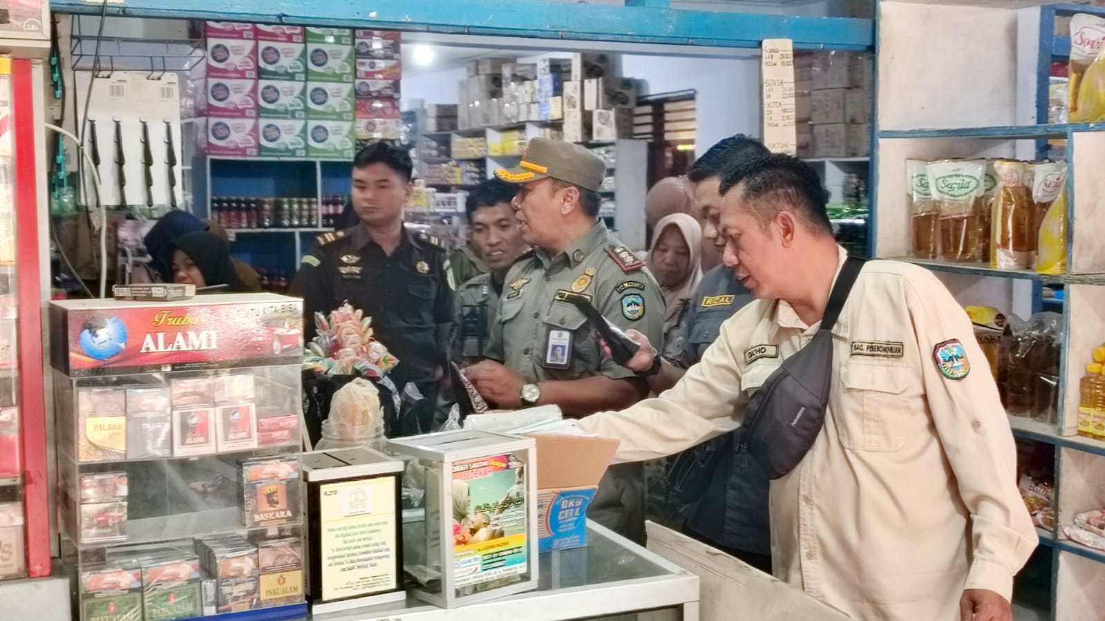 Tim gabungan Satpol PP dan Bea Cukai memeriksa paket di agen ekspedisi saat operasi rokok ilegal di Ngadirojo Pacitan.