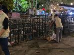 Pasukan-Kebersihan-DLH-Festival-Rontek-Pacitan-2026 Petugas gabungan DLH Pacitan dan relawan sedang bersiaga mengelola sampah di lokasi Festival Rontek Pacitan 2026.