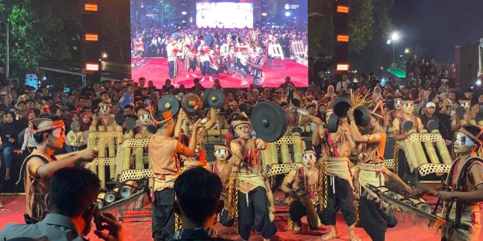 Penampilan kesenian ronthek Desa Nglaran menggunakan properti bebek dari anyaman bambu di Festival Ronthek 2026.