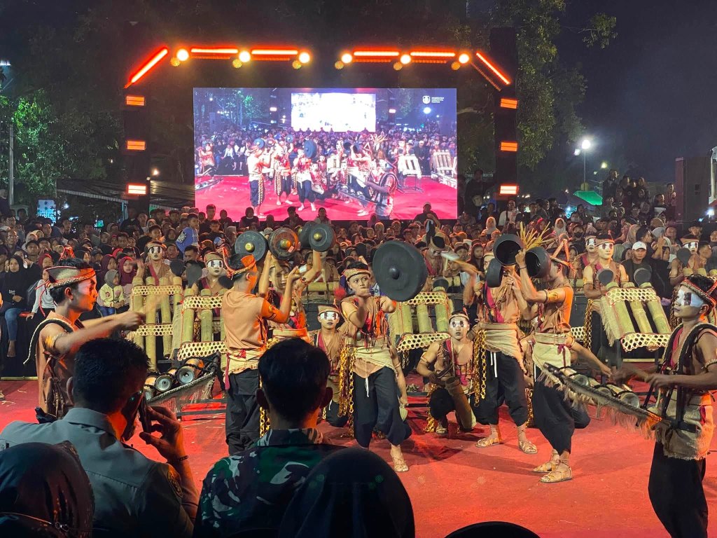 Penampilan Kesenian Ronthek Desa Nglaran Sedoyo Titah 2026 Penampilan kesenian ronthek Desa Nglaran menggunakan properti bebek dari anyaman bambu di Festival Ronthek 2026.