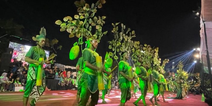 Kelompok seni Rontek Rangkowijoyo dari Desa Karangnongko saat tampil membawakan tema sejarah desa di Festival Ronthek Pacitan 2026.